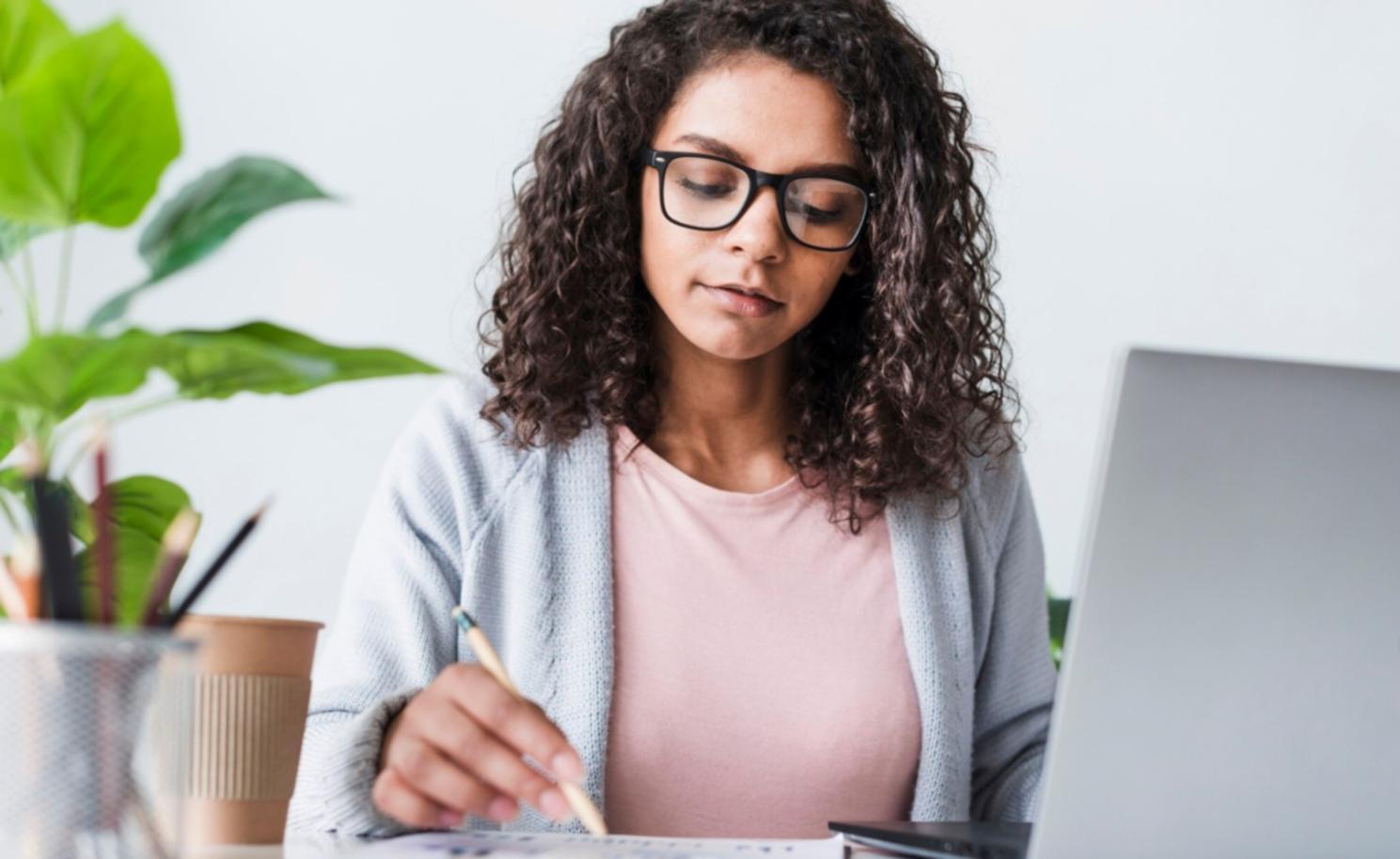 Strategische Finanzplanung und Modellierung im Büro